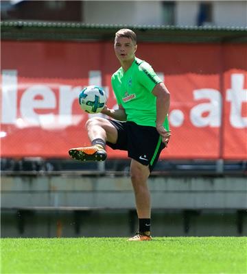 Niklas Schmidt mit einer Pass-Übung. Foto: Gumz
