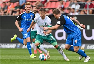 Niklas Schmidt von Werder Bremen kämpft mit Denis Linsmayer (rechts) von Ingolstadt um den Ball. 