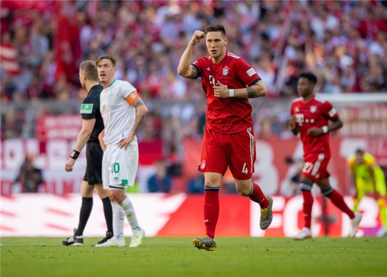 Bitter: Werder unterliegt Bayern in Unterzahl 0:1 Niklas Süle von FC Bayern München jubelt zu seinem 1:0 gegen Werder Bremen.