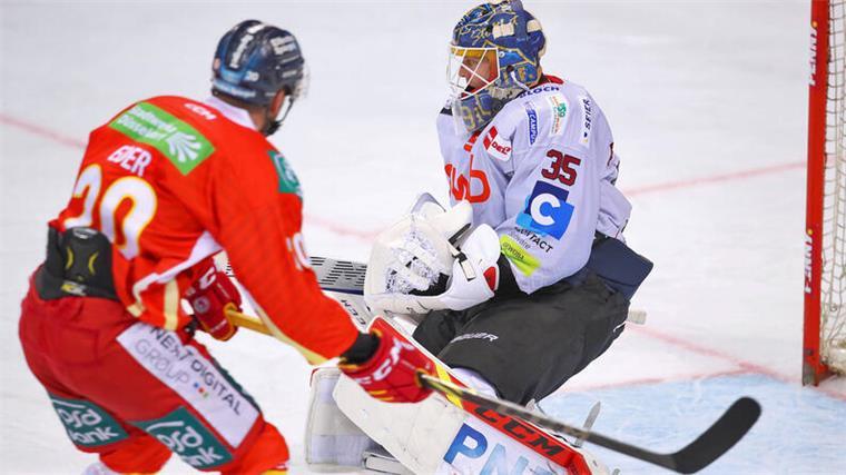 Pinguins verlieren Schlüsselspiel gegen direkten Playoff-Rivalen Niklas Svedberg (rechts) zeigte im Tor der Fischtown Pinguins eine gute Leistung.