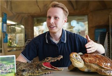 Niklas Theiler, Mitarbeiter der Zooschule, berichtet über den Artenschutz. 