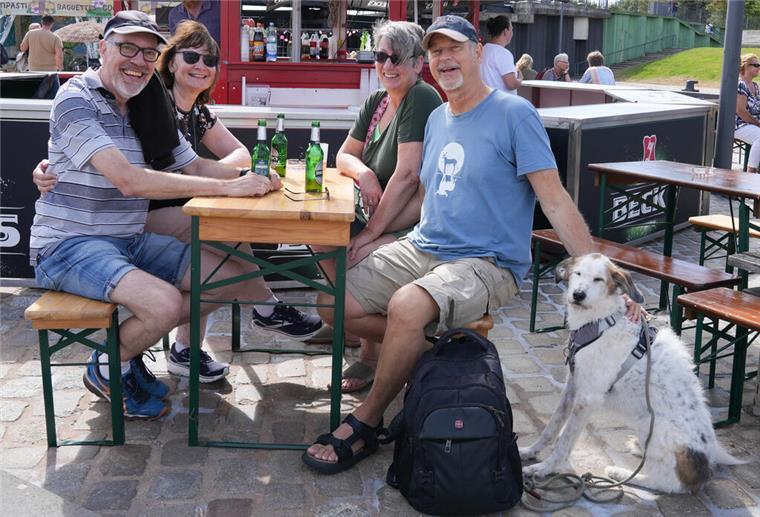Maritime Tage: Lauter wundervolle Menschen... (Bildergalerie) Niko und Nicole (von links) kommen aus dem Ruhrgebiet zu den Maritimen Tagen, um hier ihre Freunde Birgit und Rainer aus Hamburg zu treffen. Für Nicole und Rainer, die aus Bremerhaven und Nordholz kommen, ist der Ausflug in die Seestadt ein Besuch der alten Heimat. Hund Lando ist eigentlich wärmere Temperaturen gewohnt. Er kommt aus Sardinien.