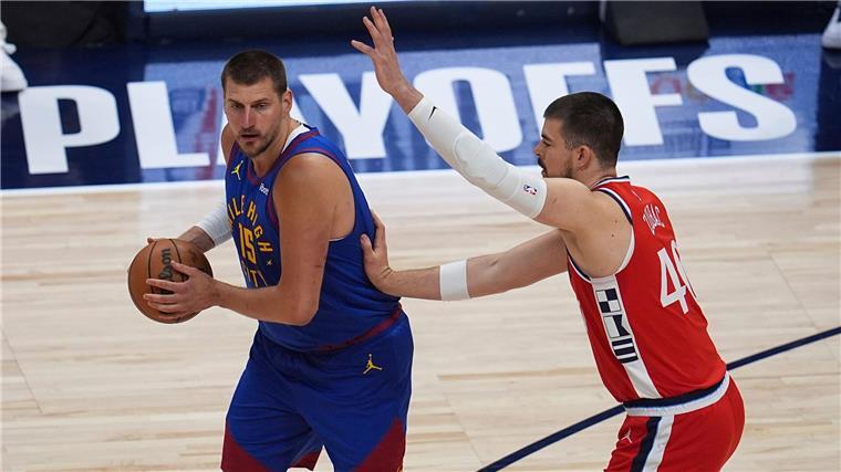 Nikola Jokic (l.) kam auf 16 Punkte.