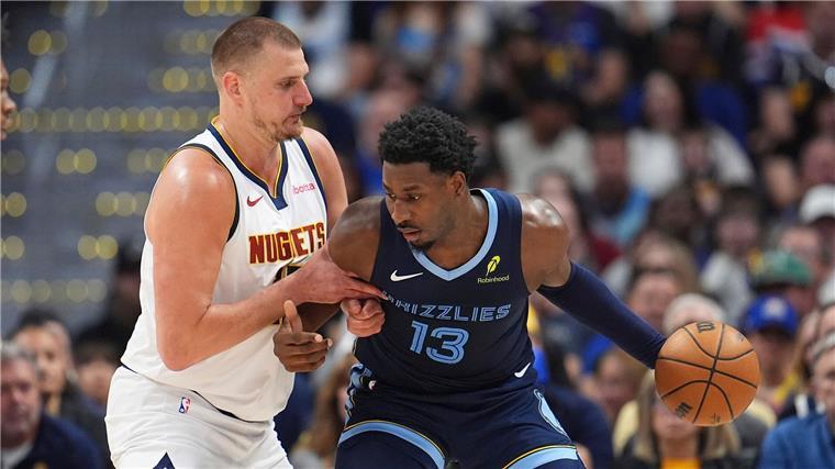 Nikola Jokic (links) hat eine herausragende NBA-Hauptrunde hinter sich.