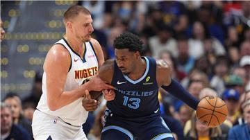 Nikola Jokic (links) hat eine herausragende NBA-Hauptrunde hinter sich.