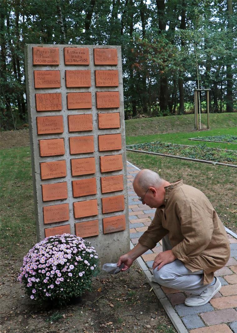 Russe findet Grab von Großvater in Zeven Nikolaj Koloskow trauert in Zeven um seinen Großvater, der in der Muna zu Tode kam. Er hat aus der Heimat Erde mitgebracht, die er an der Stele verstreut.
