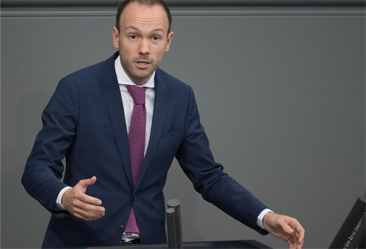 Nikolas Löbel (CDU) spricht bei der Plenarsitzung des Deutschen Bundestages.