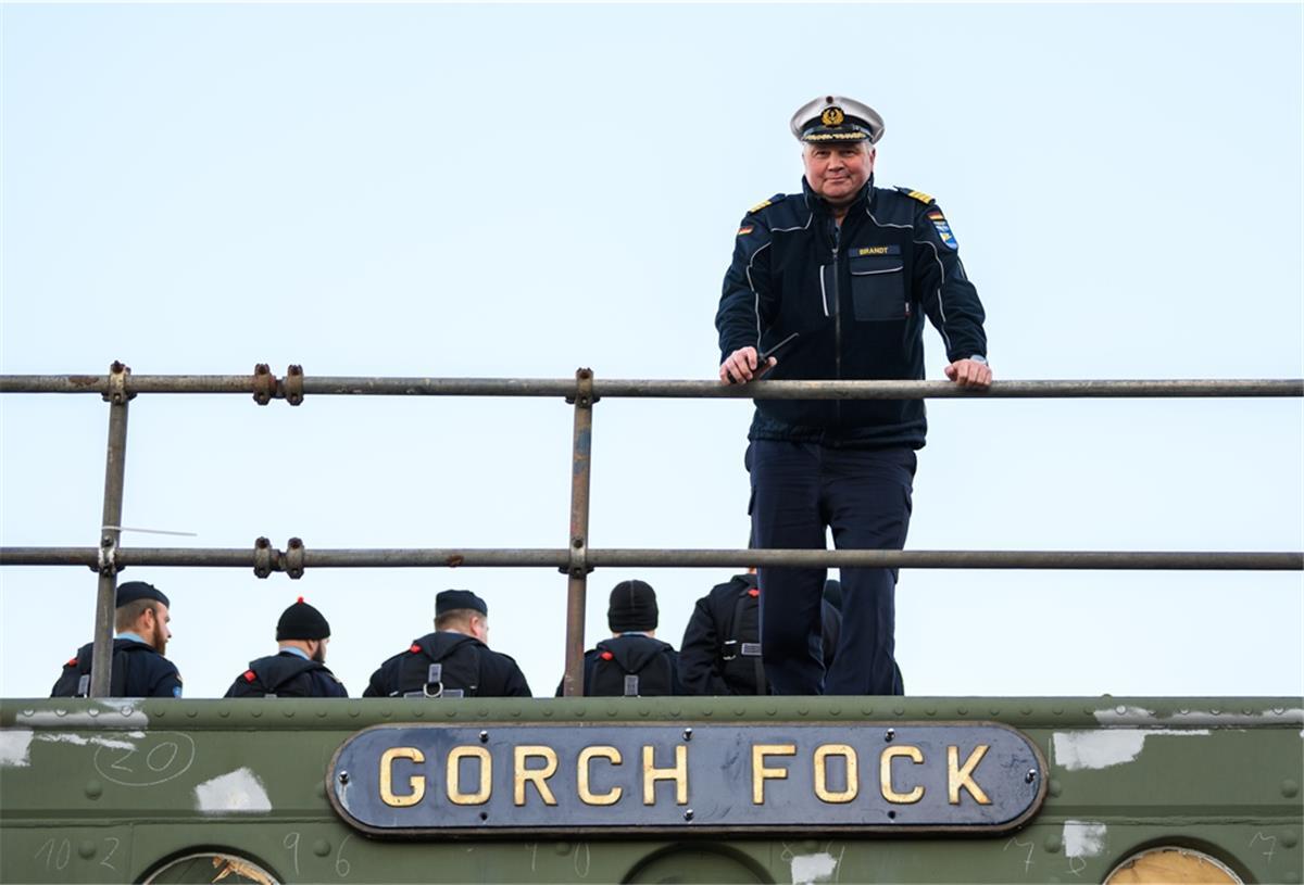 „Gorch Fock“ soll erst Ende Mai 2021 fertigwerden Nils Brandt, Kapitän der Gorch Fock, steht auf dem teilsanierten Marineschulschiff „Gorch Fock“, kurz bevor das Schiff von der Fassmer-Werft zur Lürssen-Werft geschleppt wird.
