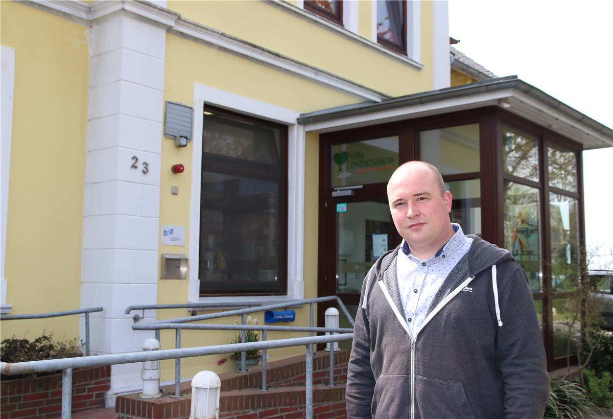 Nils Henkensiefken, Pflegedienstleiter in der Villa Lindenhof, freut sich über die Solidarität, die es in Corona-Zeiten mit den Bewohnern und dem Pflegepersonal gibt. Foto: Lorenz