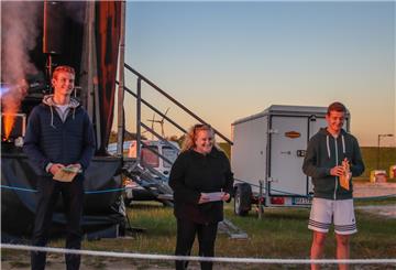 Nils Jäde (3. Platz, von links), Sonja Oberstein (1. Platz) und Corvin Berndt (2. Platz) bei der Preisverleihung von „Watt’n Talent“. Lammers