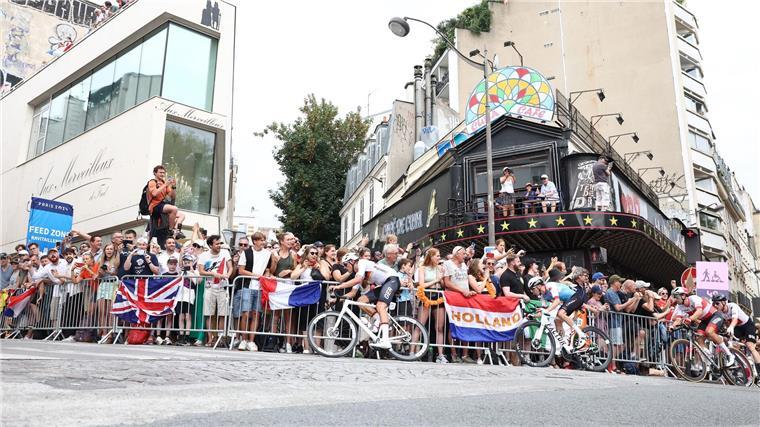 Die Aufreger und Hingucker der Olympischen Spiele von Paris Nils Politt erleichterte sich während des Rennens an einem ganz besonderen Ort