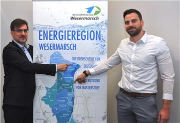 Nils Siemen (links), noch Chef der Wirtschaftsförderung Wesermarsch und ab 1. November Nordenhamer Bürgermeister, und Tobias Busch, Netzwerkmanager der Wirtschaftsförderung, zeigen auf zwei Orte, die eine wichtige Rolle spielen können bei der Entwicklung einer Wasserstoffregion Wesermarsch. In Blexen gibt es mit dem Kavernengelände eine Lagermöglichkeit für grün erzeugten Wasserstoff. Und beim Kernkraftwerk Unterweser soll Windstrom aus der Nordsee per Erdkabel angeliefert werden.