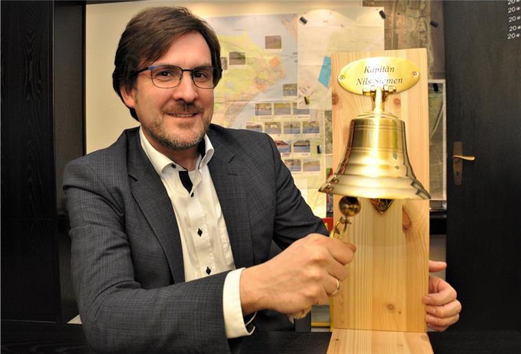 Nils Siemen mit der Kapitänsglocke. Das passt nicht nur, weil er als Bürgermeister gewissermaßen der Kapitän der Stadt Nordenham ist. Nils Siemen ist zwei Jahre zur See gefahren, war bei der Bundesmarine.