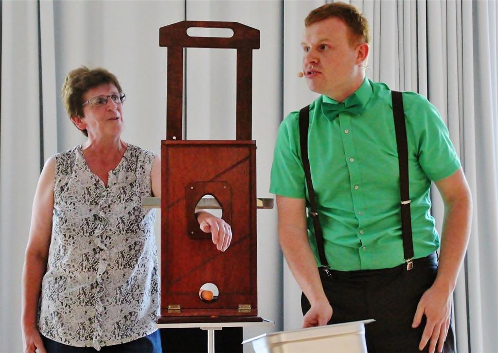 Nimmt den Mund gern voll, aber kann&apos;s: Zauberer Tim Jantzen mit Publikumsassistentin Astrid und seiner Stereo-Gemüse- schneidmaschine im Historischen Museum.