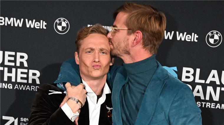 Nimmt Joko Winterscheidt (r) für eine Sendung den Moderationsjob ab: Schauspieler Matthias Schweighöfer.