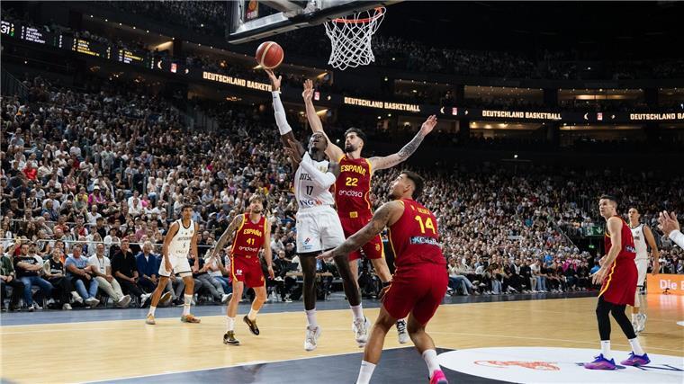 Nowitzki sieht Sieg: Basketballer bezwingen Spanien erneut Nimmt Tempo auf: Spielmacher Schröder.