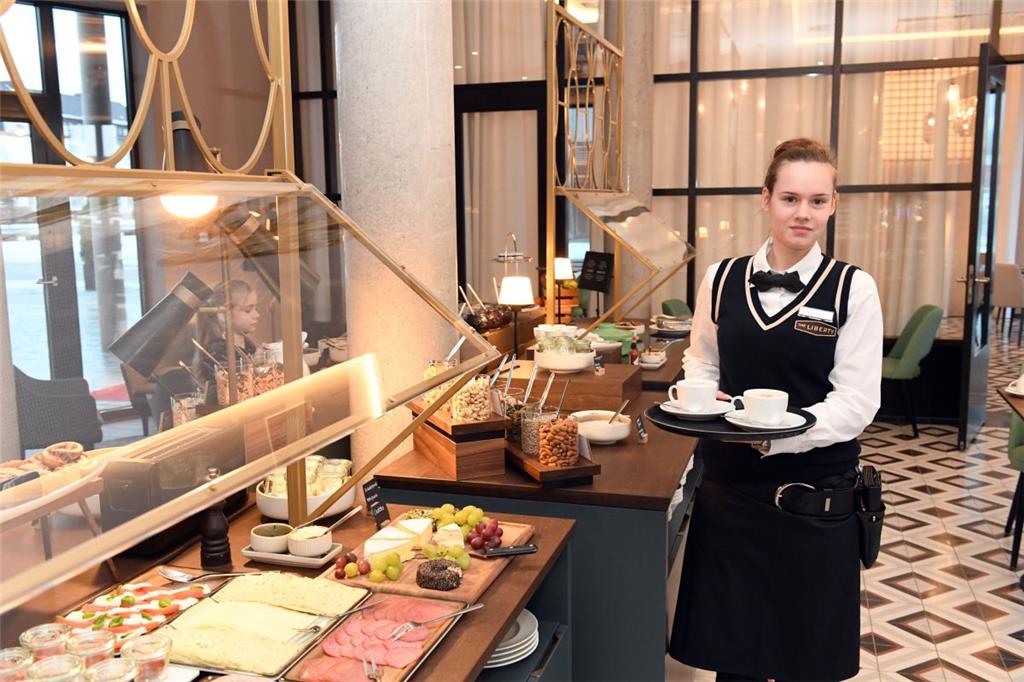 Nina Brunkhorst bedient im &quot;The Liberty&quot;. Foto Scheer