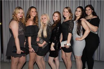 Nina, Celine, Alina, Eileen, Charlotte, Marina und Michelle (von links) freuen s...