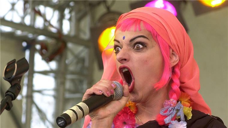 „Ich provoziere nicht“: Nina Hagen wird 70 Nina Hagen bei einem Auftritt. (Archivbild)