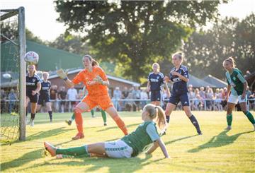 Nina Lührßen (vorn) bringt den Ball auf das Tor des FC Geestland, aber Torhüterin Svenja Feldmann muss nicht eingreifen. Am Ende hatten die Werder-Frauen im Testspiel aber neunmal getroffen.