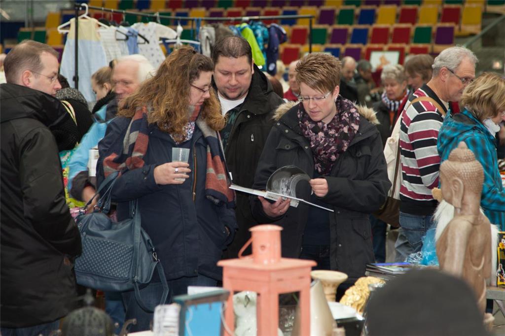 Nina Schultz,  Carsten und Dania Schierhorn begutachten interessiert ein &quot;S...