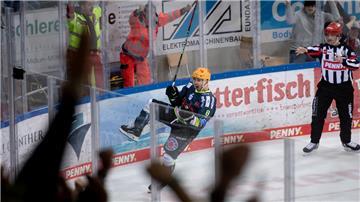 Eishockeyspieler aus Bremerhaven und München in Aktion.