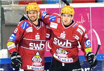 Nino Kinder (li.) freut sich mit Doppeltorschütze Niklas Andersen über den deutlichen Sieg der Fischtown Pinguins in Bietigheim.