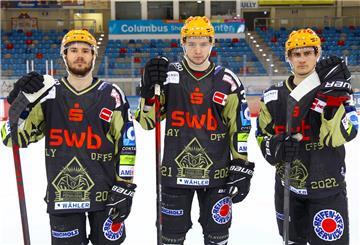 Nino Kinder (von links) Markus Vikingstad und Tim Lutz können den Playoff-Start in den neuen Trikots kaum erwarten.
