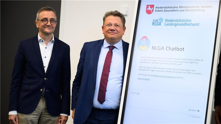 NLGA-Präsident Feil (l) und Gesundheitsminister Philippi sind stolz auf den Chatbot.