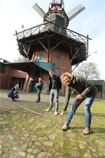 NMT-Geschäftsführerin Ilona Tetzlaff (rechts) und die Auszubildende Annika Ahrends (links) nehmen schon einmal Maß für den Aufbau. Dennis Noppmann (2. von links), zuständig für die Beleuchtung, und Museumsleiter Christoph Greim bereiten die Veranstaltung ebenfalls vor.