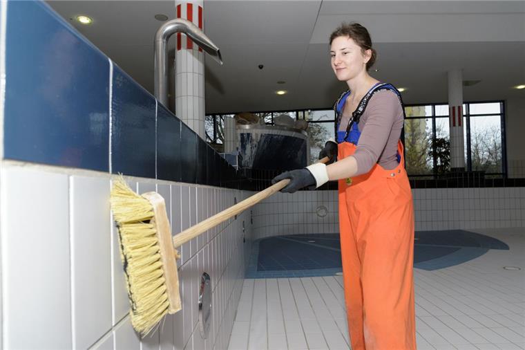 nn-Katrin Dodschat sorgt für ein sauberes Becken im Bad 1 in Bremerhaven-Leherheide.