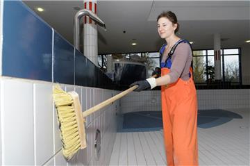 nn-Katrin Dodschat sorgt für ein sauberes Becken im Bad 1 in Bremerhaven-Leherheide.