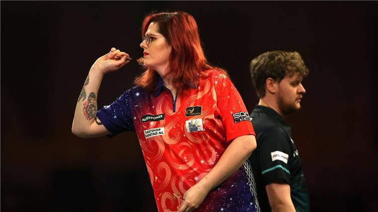 Darts-WM: Transfrau van Leuven verliert bei Debüt Noa-Lynn van Leuven wirft.