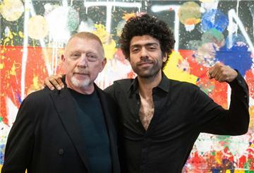 Noah Becker, Sohn des einstigen Tennisprofis Boris Becker, hat mit Hilfe von Fuß- und Tennisbällen ein Kunstwerk geschaffen.