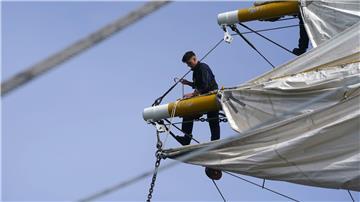 Noah Straßner (l), Toppsgast auf der „Gorch Fock“, und die Segelmannschaft holen die Segel des Segelschulschiffs „Gorch Fock“ ein.