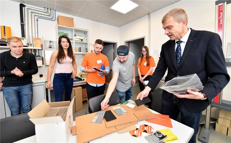 Noch am vergangenen Wochenende hat die Hochschule für ihre Studiengänge geworben und Labore geöffnet. Prof. Dieter Heimann vom Studiengang Transportwesen/Logistik ging auf das Thema Verpackungstechnik ein.