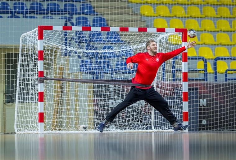 Noch bereitet sich Johannes Bitter, Torwart der deutschen Handball-Nationalmannschaft, beim Training auf das Spiel gegen Kap Verde vor. Doch aller Warscheinlichkeit nach wird die Partie abgesagt.