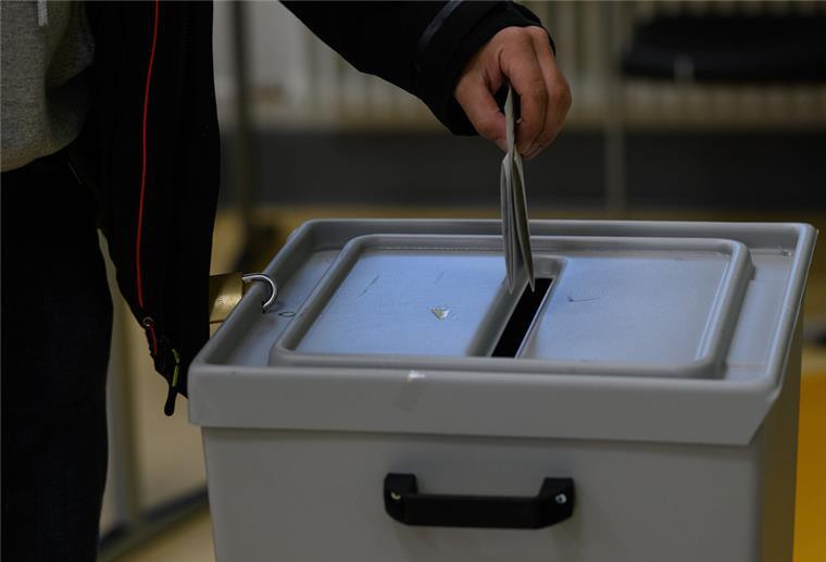 Niedersachsen wählt - Enges Rennen von SPD und CDU erwartet Ein Wähler gibt im Wahlraum des Felix-Klein-Gymnasium seine Stimme in einer Wahlurne ab.