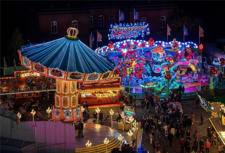 Bremer Freimarkt: Zwischenbilanz und hoffen auf „die Million“ Beleuchtete Karussells am Abend auf dem Freimarkt in Bremen.