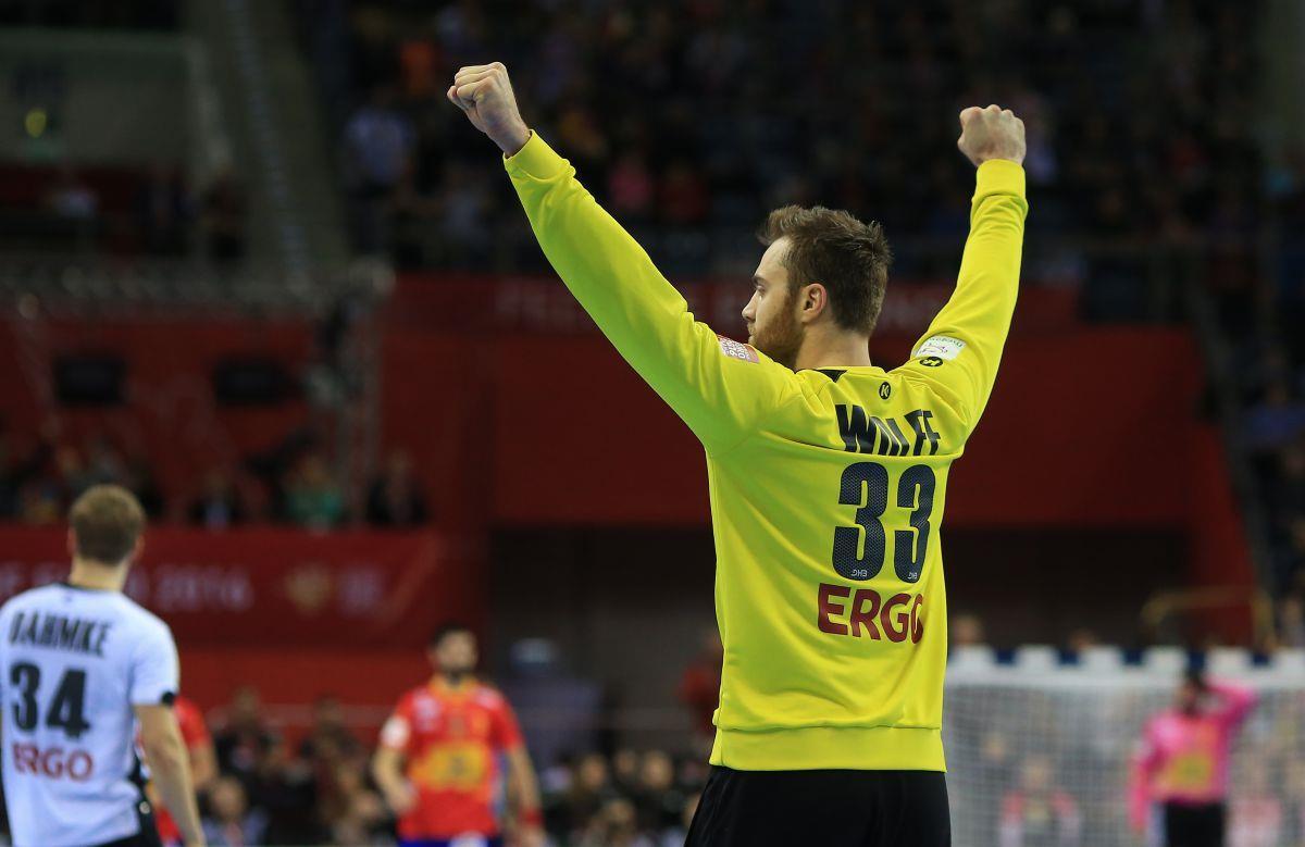 Noch eine Siegerpose von Handballtorwart Andreas Wolff: Er hat mit seinen Paraden gegen Spanien maßgeblich zum deutschen EM-Titel beigetragen. 