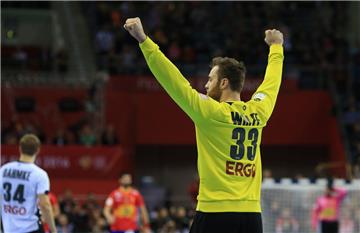 Noch eine Siegerpose von Handballtorwart Andreas Wolff: Er hat mit seinen Paraden gegen Spanien maßgeblich zum deutschen EM-Titel beigetragen. 