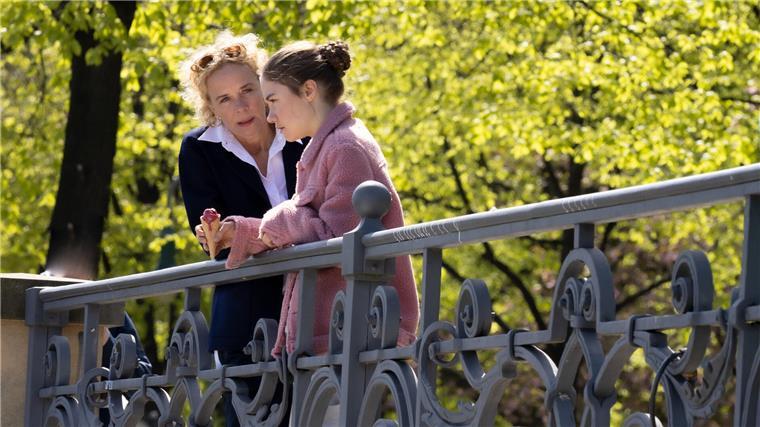 Noch eine Szene aus „Reset - Wie weit willst du gehen?“: Floriane Bohringer (Katja Riemann, links) spricht ihrer Tochter Luna (Hannah Schiller) nach einer Niederlage Mut zu.
