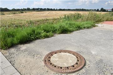 Noch endet die Käthe-Kollwitz-Straße, die durch den Wohnpark Tongern verläuft, an ihrem westlichen Ende im Nirgendwo. Doch das könnte sich in naher Zukunft ändern: Die GNSG will zwischen Wohnpark und Butjadinger Zu- und Entwässerungskanal Baugrund schaffen.  