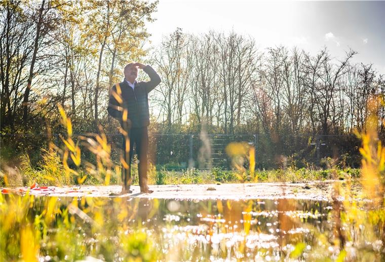 Noch erobert sich die Natur den Boden zurück, auf dem einst Klärbecken standen. Das Gelände am Jägerhof-Dreieck ist längst baureif, um hier das ersehnte Hospiz zu bauen. Nun möchte Investor Rolf Specht noch mehr Grund dazu kaufen und auch eine Kindertagesstätte hinter dem Hospiz errichten.