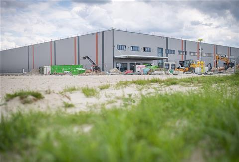 Noch finden an der Halle letzte Arbeiten statt.
