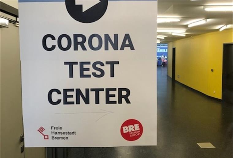 „Bremer Airport appelliert an Rückkehrer“ Noch im Sicherheitsbereich werden die Passagiere auf Corona getestet.