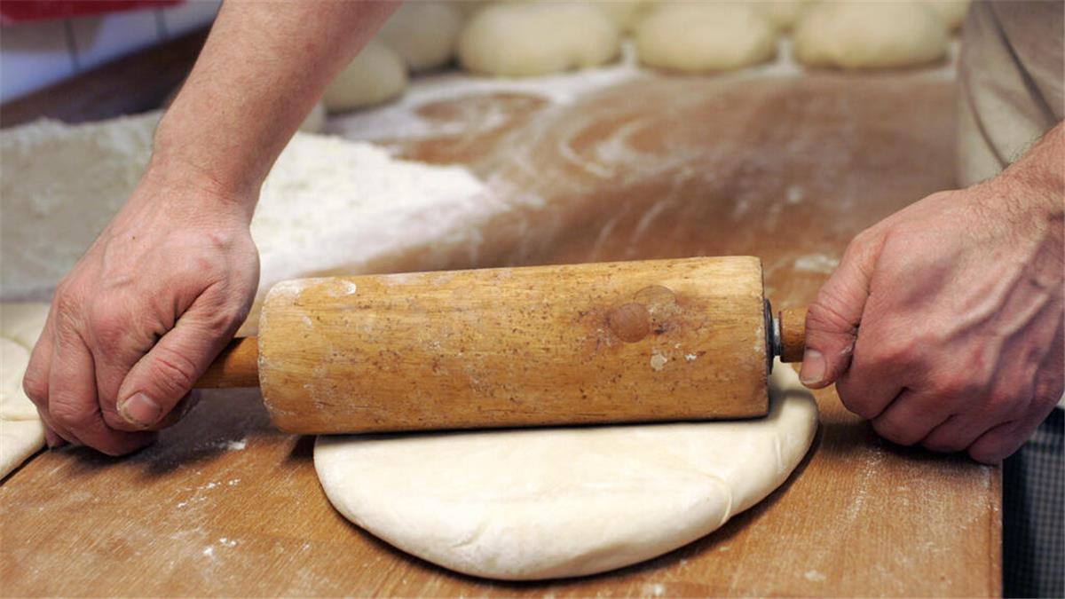 Fachkräftemangel: Fleischereien und Bäckereien holen Azubis aus Indien Noch immer sind zahlreiche Ausbildungsstellen im Backhandwerk und in Fleischereien nicht besetzt. Um Abhilfe zu schaffen, kooperieren nun Betriebe mit der Handwerkskammer in Bremen. Nachwuchskräfte kommen aus Indien.