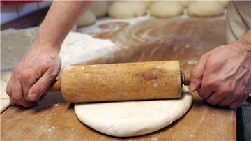 Noch immer sind zahlreiche Ausbildungsstellen im Backhandwerk und in Fleischereien nicht besetzt. Um Abhilfe zu schaffen, kooperieren nun Betriebe mit der Handwerkskammer in Bremen. Nachwuchskräfte kommen aus Indien.