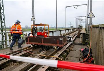 Noch in diesem Monat sollen die Arbeiten an der Brücke in Elsfleth abgeschlossen werden.
