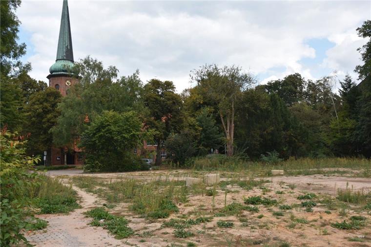Noch ist alles ruhig auf dem Gelände der ehemaligen chemischen Reinigung. Nächste Woche ändert sich das, dann rücken die Bagger an. Sie holen die krebserregenden Chlorkohlenwasserstoffe, die in hoher Konzentration im Boden lagern, aus der Erde.
